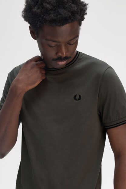 Camiseta Fred Perry Ribete Verde - Imagen 3