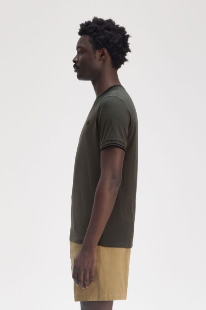 Camiseta Fred Perry Ribete Verde - Imagen 8